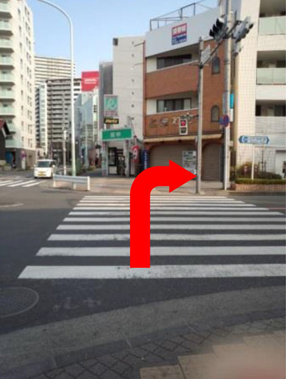 4.旧甲州街道に出たら、横断歩道を渡り右へ進む